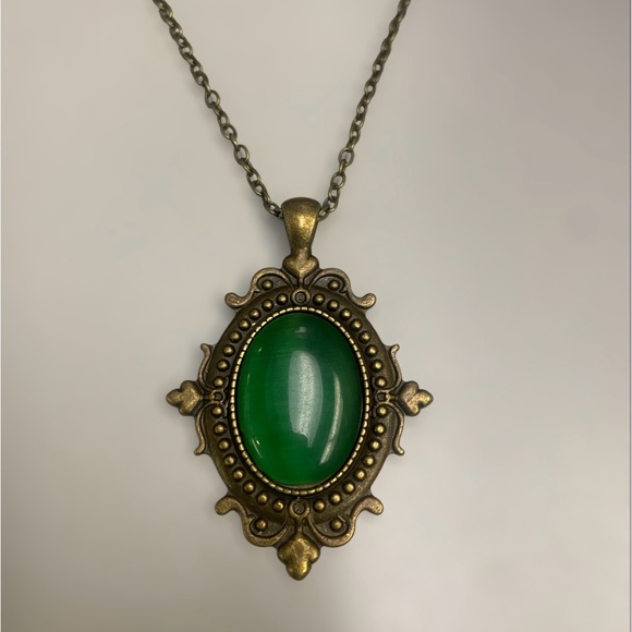 Vintage Green Pendant Necklace - Picture 2 of 5